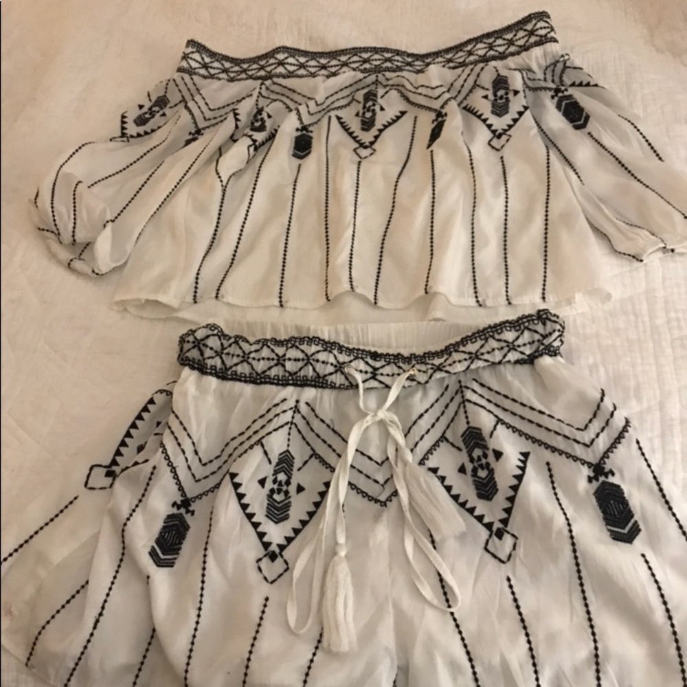 2 Piece Black and White Set